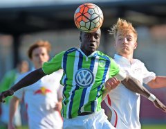 Packende Zweikämpfe bestimmen das Spiel am Sonnabend am Cottaweg. Fridolin Wagner (r.) versucht den Wolfsburger Amara Conde zu stören. Packende Zweikämpfe bestimmen das Spiel am Sonnabend am Cottaweg. Fridolin Wagner (r.) versucht den Wolfsburger Amara Conde zu stören.