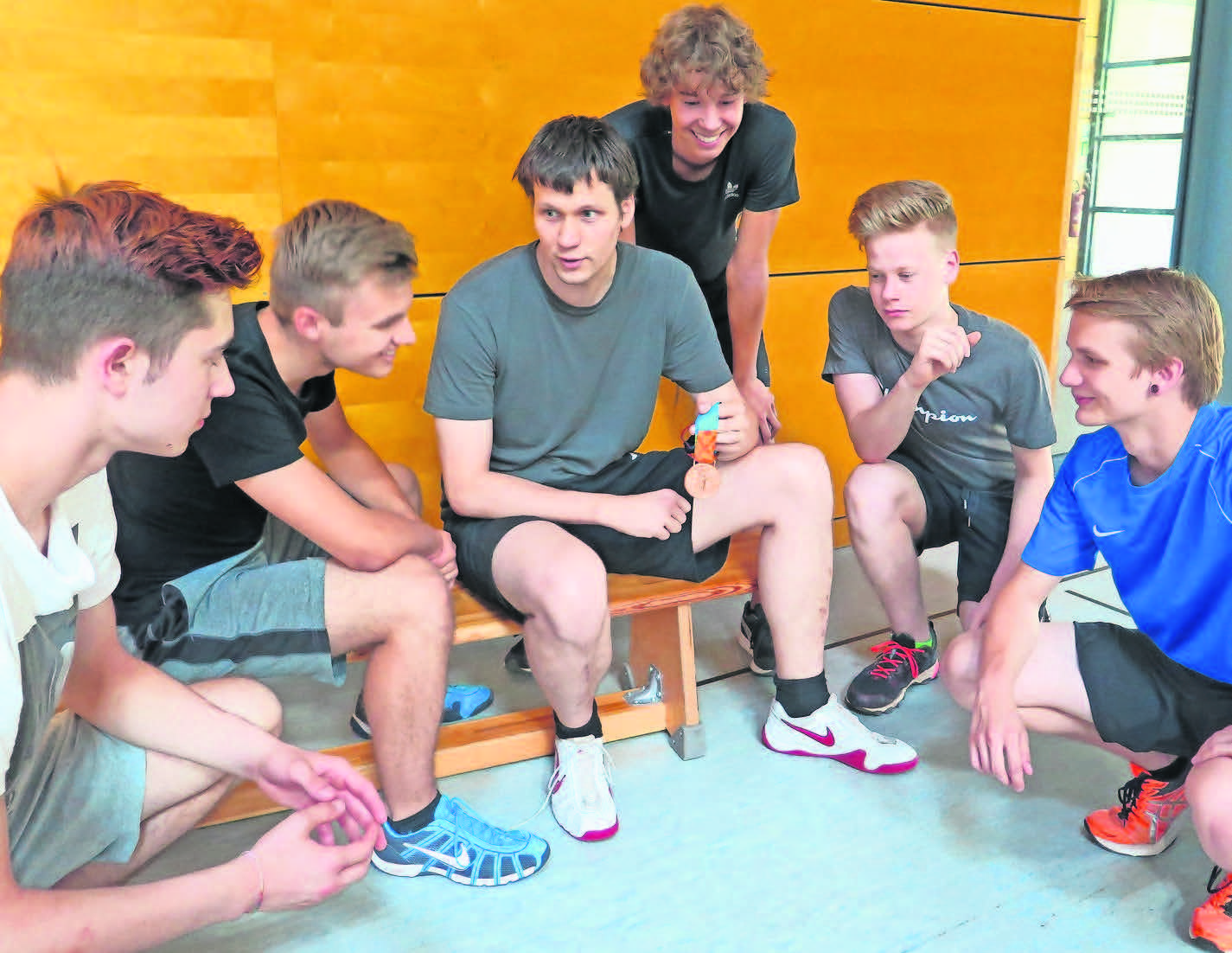 Olympia-Bronze von 2004 in der Hand: Jörg Fiedler zeigt seinen hoffnungsvollen Schützlingen Artur Fischer, Niclas Helbig, Tom Thiele, Jonas Fischer und Eric Morgenstern (v.l.) die Medaille der Spiele in Athen. Olympia-Bronze von 2004 in der Hand: Jörg Fiedler zeigt seinen hoffnungsvollen Schützlingen Artur Fischer, Niclas Helbig, Tom Thiele, Jonas Fischer und Eric Morgenstern (v.l.) die Medaille der Spiele in Athen.
