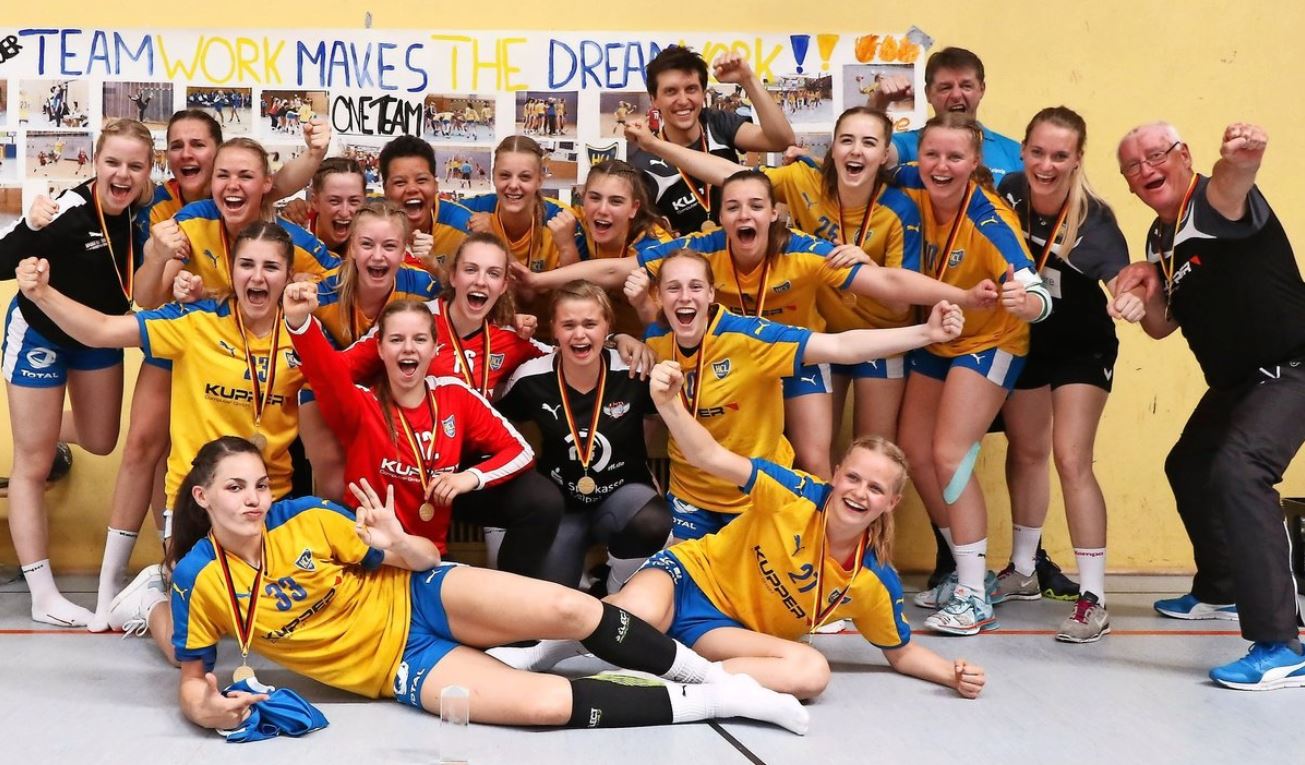 Ausgelassene Stimmung herrscht bei den HCL-Mädchen und ihren Trainern nach dem Gewinn des deutschen B-Jugend-Meistertitels.