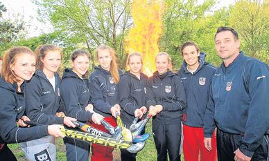 Brennen für den ATV (v.l.): Julia Heller, Anna Scholz, Maxi Benedix, Melanie Göbel, Theresa Nägler, Vanessa Wenzel, Konstantin Nowack und Axel Thieme. Brennen für den ATV (v.l.): Julia Heller, Anna Scholz, Maxi Benedix, Melanie Göbel, Theresa Nägler, Vanessa Wenzel, Konstantin Nowack und Axel Thieme.