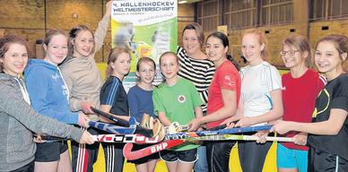 Vorfreude bei den Ballmädchen: Esther, Lilli, Franzi, Mira, Sophie, Anna Alicia, Sophie, Lotta, Josephine und Sofie vom LSC mit Koordinatorin Susann Thieme. Vorfreude bei den Ballmädchen: Esther, Lilli, Franzi, Mira, Sophie, Anna Alicia, Sophie, Lotta, Josephine und Sofie vom LSC mit Koordinatorin Susann Thieme.