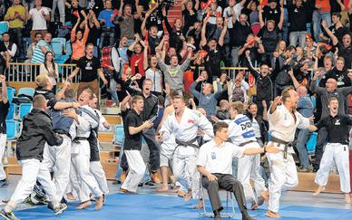 Im Moment der Entscheidung am Samstag um 21.40 Uhr ist die Potsdamer Halle fest in Leipziger Hand. Im Moment der Entscheidung am Samstag um 21.40 Uhr ist die Potsdamer Halle fest in Leipziger Hand.