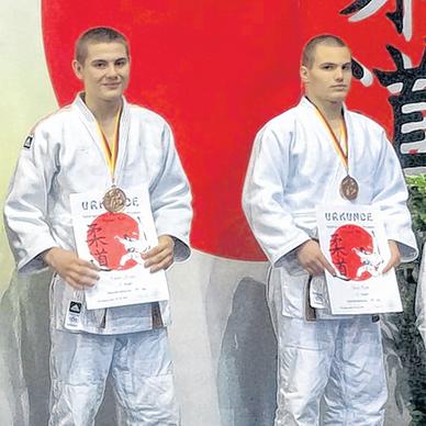 Paul Pink (r.) wird in Bremen ebenso Dritter wie Auswahlkollege Viktor Driller. Paul Pink (r.) wird in Bremen ebenso Dritter wie Auswahlkollege Viktor Driller.