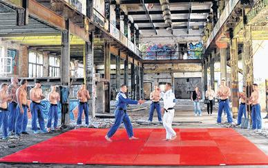 Angefeuert von ihren Teamkollegen und beobachtet von Pressevertretern schenken sich Hannes Conrad (l.) und Tim Jesper in der improvisierten Judo-Arena nichts. Angefeuert von ihren Teamkollegen und beobachtet von Pressevertretern schenken sich Hannes Conrad (l.) und Tim Jesper in der improvisierten Judo-Arena nichts.