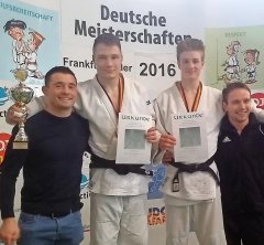 Freude bei JCL-Coach Costel Danculea, Robert Uniewski, Emil Hennebach und Landestrainer Roman Schulze (v.l.). Freude bei JCL-Coach Costel Danculea, Robert Uniewski, Emil Hennebach und Landestrainer Roman Schulze (v.l.).