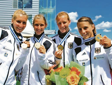 Strahlende Kanu-Mädels mit ihrem Gold-Schmuck (v.l.): DHfK-Athletin Anne Knorr, Sabrina Hering (Karlsruhe), Nadine Zehe und Debora Niche (beide Berlin) sind U23-Weltmeisterinnen. Strahlende Kanu-Mädels mit ihrem Gold-Schmuck (v.l.): DHfK-Athletin Anne Knorr, Sabrina Hering (Karlsruhe), Nadine Zehe und Debora Niche (beide Berlin) sind U23-Weltmeisterinnen.