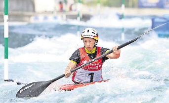 Andrea Herzog vom Leipziger Kanuclub erringt bei der Jugend-DM der Slalomartisten auf ihrer Heimstrecke vier Medaillen, davon zwei goldene. Andrea Herzog vom Leipziger Kanuclub erringt bei der Jugend-DM der Slalomartisten auf ihrer Heimstrecke vier Medaillen, davon zwei goldene.