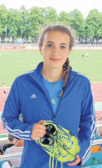 MoGoNo-Talent Emma Stähr mit ihren Spikes im Stadion von Schweinfurt. MoGoNo-Talent Emma Stähr mit ihren Spikes im Stadion von Schweinfurt.