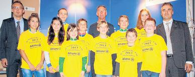 Siegerlächeln: Johanna Peters, Michaela Ebert, Felix Groß, Julia Heine, Christian Röbel, Olivia Schoppe, Tom Kamlot, Arne Uhlig, Charleen Lyska und Tom Böhmelt (v.l.) sowie die Herren Marco Wittwer, Jens Lehmann und Thomas Hoser. Siegerlächeln: Johanna Peters, Michaela Ebert, Felix Groß, Julia Heine, Christian Röbel, Olivia Schoppe, Tom Kamlot, Arne Uhlig, Charleen Lyska und Tom Böhmelt (v.l.) sowie die Herren Marco Wittwer, Jens Lehmann und Thomas Hoser.