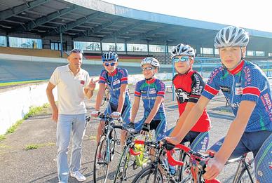 Uwe Ampler mit seinen Schützlingen (v. r.): Aaron Fuchs, Christian Röbel, Olivia Schoppe und Christian Berger auf der Leipziger Radrennbahn. Uwe Ampler mit seinen Schützlingen (v. r.): Aaron Fuchs, Christian Röbel, Olivia Schoppe und Christian Berger auf der Leipziger Radrennbahn.