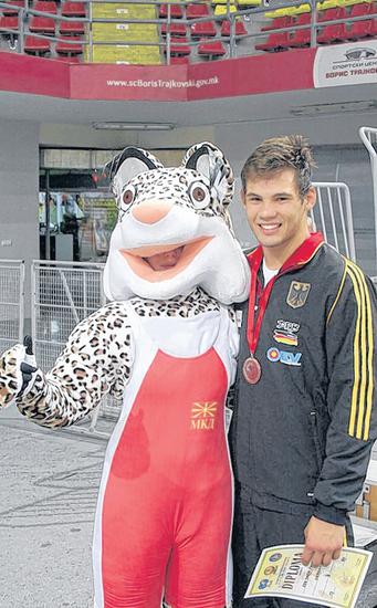 Ein glücklicher KFC-Ringer Erik Thiele mit dem EM-Maskottchen von Skopje. Ein glücklicher KFC-Ringer Erik Thiele mit dem EM-Maskottchen von Skopje.