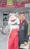 Bild: Ein glücklicher KFC-Ringer Erik Thiele mit dem EM-Maskottchen von Skopje.