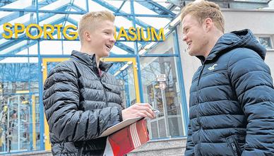 Auge in Auge, Fragen und Antworten: Leichtathlet Robert Farken (l.) im Gespräch mit Ringer Johann Steinforth vor dem Sportgymnasium. Auge in Auge, Fragen und Antworten: Leichtathlet Robert Farken (l.) im Gespräch mit Ringer Johann Steinforth vor dem Sportgymnasium.