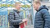 Bild: Auge in Auge, Fragen und Antworten: Leichtathlet Robert Farken (l.) im Gespräch mit Ringer Johann Steinforth vor dem Sportgymnasium.