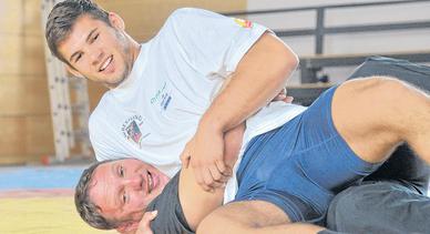 Der Sohn hat den Vater (ausnahmsweise) voll im Griff: Erik (oben) und Sven Thiele hoffen auf eine erfolgreiche Weltmeisterschaft in Zagreb