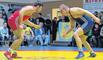 Bild: Der Leipziger Ringer Erik Thiele (l.) und sein Gegner Radoslaw Dublinowski (Thalheim) in Lauerstellung.