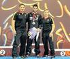 Bild: Vater und Coach Sven Thiele (l.) sowie Nachwuchsbundestrainer Jürgen Scheibe (r.) sind stolz auf Erik Thiele.