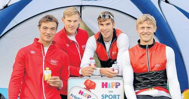 Das Kind im Manne: Der Doppelvierer mit Philipp Wende (3.v.l) nimmt sich bei der WM die Zeit für ein Foto für den Verbandssponsor. Das Kind im Manne: Der Doppelvierer mit Philipp Wende (3.v.l) nimmt sich bei der WM die Zeit für ein Foto für den Verbandssponsor.