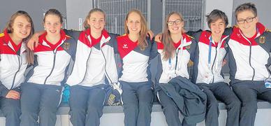 Schwimmen auf der Erfolgswelle (v.l.): Bianca Bogen, Michelle Zehmisch, Josefine Glasner, Juliane Assmann, Louise Fuierer, Lea Marsch und Sebastian Zechlin. Schwimmen auf der Erfolgswelle (v.l.): Bianca Bogen, Michelle Zehmisch, Josefine Glasner, Juliane Assmann, Louise Fuierer, Lea Marsch und Sebastian Zechlin.