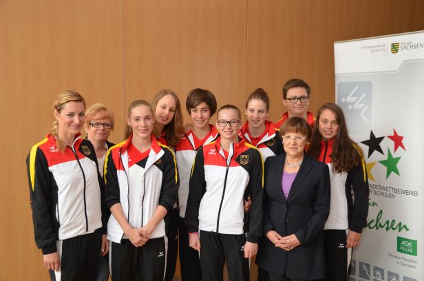 Sachsens Kultusministerin Brunhild Kurth mit Dana Hiersemann, Profilsportlehrerin am Sportgymnasium; Martina Seibt, Referentin für Schulsport im Sächsischen Kultusministerium, sowie den Schul-Weltmeisterinnen Josefine Glasner, Juliane Assmann, Lea Marsch, Louise Fuierer, Michelle Zehmisch, Bianca Bogen (v. l.) und Sebastian Zechlin, Trainer am Bundesstützpunkt Schwimmen Sachsens Kultusministerin Brunhild Kurth mit Dana Hiersemann, Profilsportlehrerin am Sportgymnasium; Martina Seibt, Referentin für Schulsport im Sächsischen Kultusministerium, sowie den Schul-Weltmeisterinnen Josefine Glasner, Juliane Assmann, Lea Marsch, Louise Fuierer, Michelle Zehmisch, Bianca Bogen (v. l.) und Sebastian Zechlin, Trainer am Bundesstützpunkt Schwimmen
