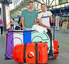 Trainer Eric Werner (l.) verabschiedet Martin Schulz nach Rio. Trainer Eric Werner (l.) verabschiedet Martin Schulz nach Rio.