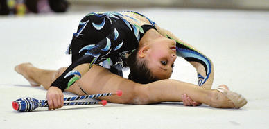 Gespannt bis in die Fußspitzen: TuG-Gymnastin Jenny Titov hat mit ihren Vereinskolleginnen den Einzug ins Finale der Regionalliga Ost geschafft. Beim zweiten Vorrunden-Wettkampf in der Heimturnhalle Leplaystraße belegen die Leipzigerinnen den zweiten Platz. Gespannt bis in die Fußspitzen: TuG-Gymnastin Jenny Titov hat mit ihren Vereinskolleginnen den Einzug ins Finale der Regionalliga Ost geschafft. Beim zweiten Vorrunden-Wettkampf in der Heimturnhalle Leplaystraße belegen die Leipzigerinnen den zweiten Platz.