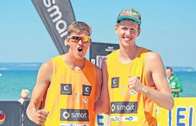 Die Leipziger Beach-Boys Max Betzien (links) und Niklas Rudolf trumpfen zwei Wochen vor der U21-WM am Strand von Binz gewaltig auf. Die Leipziger Beach-Boys Max Betzien (links) und Niklas Rudolf trumpfen zwei Wochen vor der U21-WM am Strand von Binz gewaltig auf.