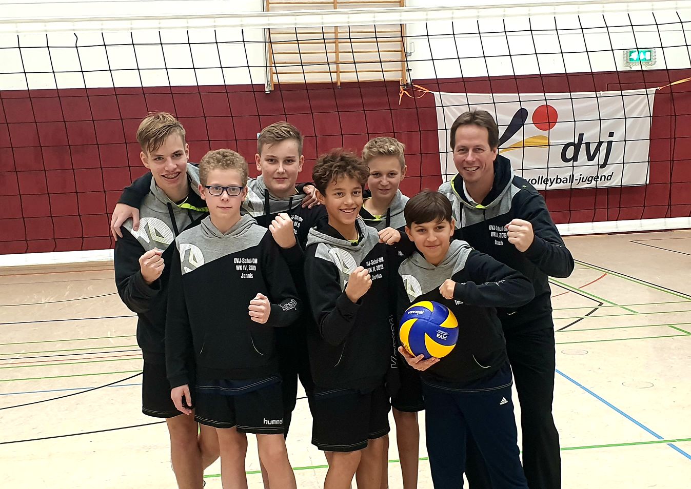 Zum Team gehören: Niclas Jeske, Bela Wiese, Hannes Lepski, Jannis Pfeifer, Tom Klinger, Jordan Blüthner, Coach Linkerhand Zum Team gehören: Niclas Jeske, Bela Wiese, Hannes Lepski, Jannis Pfeifer, Tom Klinger, Jordan Blüthner, Coach Linkerhand