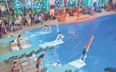 Aller guten Dinge sind drei: Die Leipziger Wasserspringer sorgen mit ihren Darbietungen zur Show "Willkommen im Weihnachtszirkus" in der Uni-Schwimmhalle für beste Unterhaltung. Aller guten Dinge sind drei: Die Leipziger Wasserspringer sorgen mit ihren Darbietungen zur Show "Willkommen im Weihnachtszirkus" in der Uni-Schwimmhalle für beste Unterhaltung.