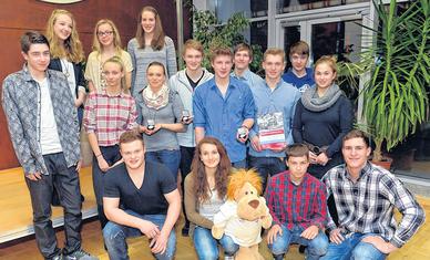 Sorgen für Bestnoten: Die ausgezeichneten Sportschüler 2013 präsentieren sich mit dem Maskottchen "Spogylöw". Sorgen für Bestnoten: Die ausgezeichneten Sportschüler 2013 präsentieren sich mit dem Maskottchen "Spogylöw".