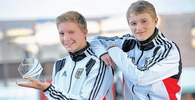 Die LKC-Nachwuchsathleten Aaron Jüttner (l.) und Piet Wagner halten die Auszeichnung "Das Grüne Band" der Commerzbank in den Händen. Die LKC-Nachwuchsathleten Aaron Jüttner (l.) und Piet Wagner halten die Auszeichnung "Das Grüne Band" der Commerzbank in den Händen.