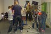 Bild: Schüler mit Betreuer in der Fahrradwerkstatt am Landessportgymnasium Leipzig