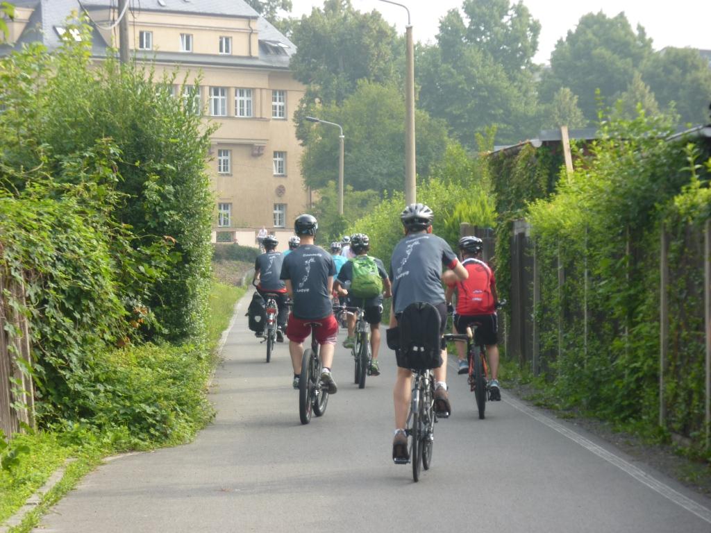 Die Sportler starten mit dem Rad in die erste Etappe