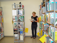 Schülerin beim Stöbern in der Bibliothek