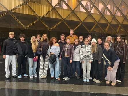 Foto: Die Erasmus+-Reisegruppe vor einer Shopping-Mall.