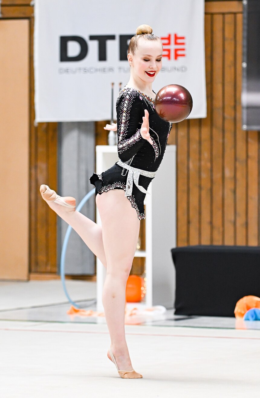 Foto: Joline Saupe turnt mit Ball.