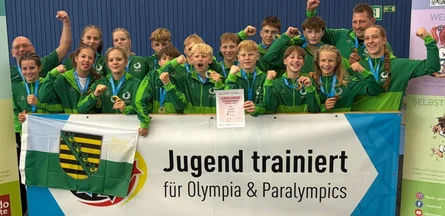 Foto: Das Judoteam unserer Schule mit Urkunde und Banner.