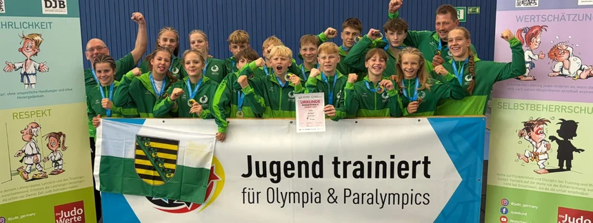 Foto: Das Judoteam unserer Schule mit Urkunde und Banner.