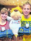 Bild: Karolin Wagner und Tobias Horn posieren mit Sportgymnasium-Maskottchen Sporti.