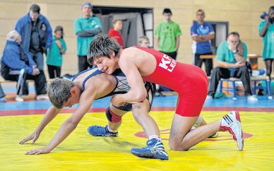 Internationales Flair auf Leipziger Ringermatten: Der junge Südafrikaner Shaun McLaren (blau) im Duell mit KFC-Talent Nick Mandel. Die weit gereisten Gäste sind auf Deutschland- und Europa-Tour. Internationales Flair auf Leipziger Ringermatten: Der junge Südafrikaner Shaun McLaren (blau) im Duell mit KFC-Talent Nick Mandel. Die weit gereisten Gäste sind auf Deutschland- und Europa-Tour.