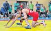 Bild: Internationales Flair auf Leipziger Ringermatten: Der junge Südafrikaner Shaun McLaren (blau) im Duell mit KFC-Talent Nick Mandel. Die weit gereisten Gäste sind auf Deutschland- und Europa-Tour.