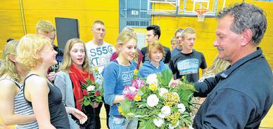 Verabschiedungs-Marathon: Lutz Dencker ist dem unruhigen Lehrer-Ruhestand ganz nahe. Gestern dankten ihm Schüler in der Arena, die Kollegen des Sportgymnasiums schoben ein Fahrrad vor. Heute folgt der offizielle Teil. Verabschiedungs-Marathon: Lutz Dencker ist dem unruhigen Lehrer-Ruhestand ganz nahe. Gestern dankten ihm Schüler in der Arena, die Kollegen des Sportgymnasiums schoben ein Fahrrad vor. Heute folgt der offizielle Teil.
