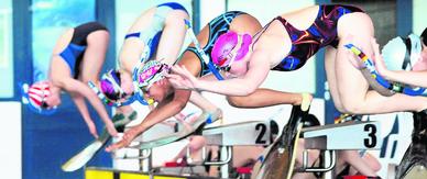 Der Start mit Monoflosse sowie Schnorchel gehört nicht gerade zu den leichten Übungen im Finswimming. Der Start mit Monoflosse sowie Schnorchel gehört nicht gerade zu den leichten Übungen im Finswimming.