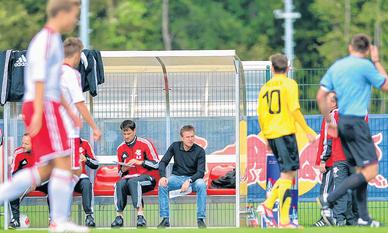 Der Chef hat keine Berührungsängste: Ralf Rangnick schaut sich das 1:1 der U17 gegen Dresden via Trainerbank an. 