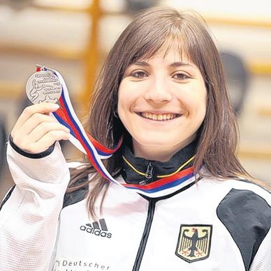 Zeigt stolz die Silberplakette: FCL-Fechterin Stephanie Romanus. Zeigt stolz die Silberplakette: FCL-Fechterin Stephanie Romanus.