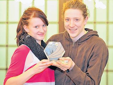 Die Finswimmer Lisa Kohnert und Sven Lützkendorf zeigen stolz den Glaspokal fürs Grüne Band. Die Finswimmer Lisa Kohnert und Sven Lützkendorf zeigen stolz den Glaspokal fürs Grüne Band.