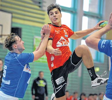 Den Sprung ins Zweitligateam des SC DHfK hat er bereits geschafft: Lucas Krzikalla (19). Gemeinsam mit Max Emanuel (18) bildet er das Akademiker-Duo, das bei den Profis trainiert und gelegentlich spielt. Den Sprung ins Zweitligateam des SC DHfK hat er bereits geschafft: Lucas Krzikalla (19). Gemeinsam mit Max Emanuel (18) bildet er das Akademiker-Duo, das bei den Profis trainiert und gelegentlich spielt.