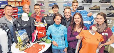 Stolz präsentieren die Sportler im Leipziger Laufladen ihre Ausrüstungen. Von links: Jörg Matthé (Geschäftsführer), Thomas Holz (Trainer SV Automation), Max Draschner (Automation), Felix Rüger (LAZ), Sandra Boitz (SC DHfK), Andreas Michallek (LAZ-Trainer), Nic Ihlow (LAZ), Lisa Schubert (SC DHfK), Melanie Apitzsch (LAZ). Stolz präsentieren die Sportler im Leipziger Laufladen ihre Ausrüstungen. Von links: Jörg Matthé (Geschäftsführer), Thomas Holz (Trainer SV Automation), Max Draschner (Automation), Felix Rüger (LAZ), Sandra Boitz (SC DHfK), Andreas Michallek (LAZ-Trainer), Nic Ihlow (LAZ), Lisa Schubert (SC DHfK), Melanie Apitzsch (LAZ).