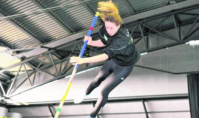 Flugstunde in der Arena: Stabhochsprung-Hoffnung Cassandra Hennig vom LAZ. Flugstunde in der Arena: Stabhochsprung-Hoffnung Cassandra Hennig vom LAZ.