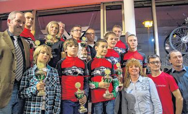 Traditionelle Ehrung beim Sponsor: Die Sieger des für die Talentesichtung so wichtigen Bike-Department-Ost-Cups präsentieren sich mit den Veranwortlichen und zeigen stolz ihre Pokale, die sie nach 26 Wettbewerben auf der Radrennbahn erkämpften. Vorn, v. l.: Sachsens Radsport-Präsident Holger Tschense, Marc-Leon Grobleben, Christian Röbel, Marius Hofmann, Manuela Götze, Sponsor Gerd May, Wolfgang Schoppe. Hinten, v. l.: Jörg Koppe, Leila Künzel, Bernd Kessler, Steffen Schröter, Martin Goetze, Felix Groß, Maximilian Ritschel, Michael Ritschel. Traditionelle Ehrung beim Sponsor: Die Sieger des für die Talentesichtung so wichtigen Bike-Department-Ost-Cups präsentieren sich mit den Veranwortlichen und zeigen stolz ihre Pokale, die sie nach 26 Wettbewerben auf der Radrennbahn erkämpften. Vorn, v. l.: Sachsens Radsport-Präsident Holger Tschense, Marc-Leon Grobleben, Christian Röbel, Marius Hofmann, Manuela Götze, Sponsor Gerd May, Wolfgang Schoppe. Hinten, v. l.: Jörg Koppe, Leila Künzel, Bernd Kessler, Steffen Schröter, Martin Goetze, Felix Groß, Maximilian Ritschel, Michael Ritschel.